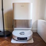 Dreame L40 Ultra AE dans sa station PowerDock