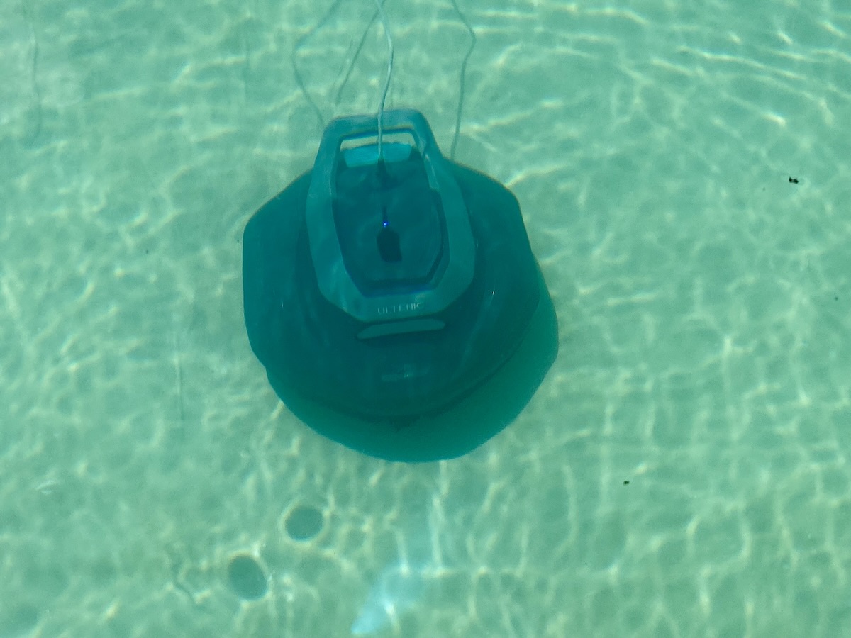 Le Pooleco 10S à l'oeuvre au fond de la piscine (c) Labo Maison
