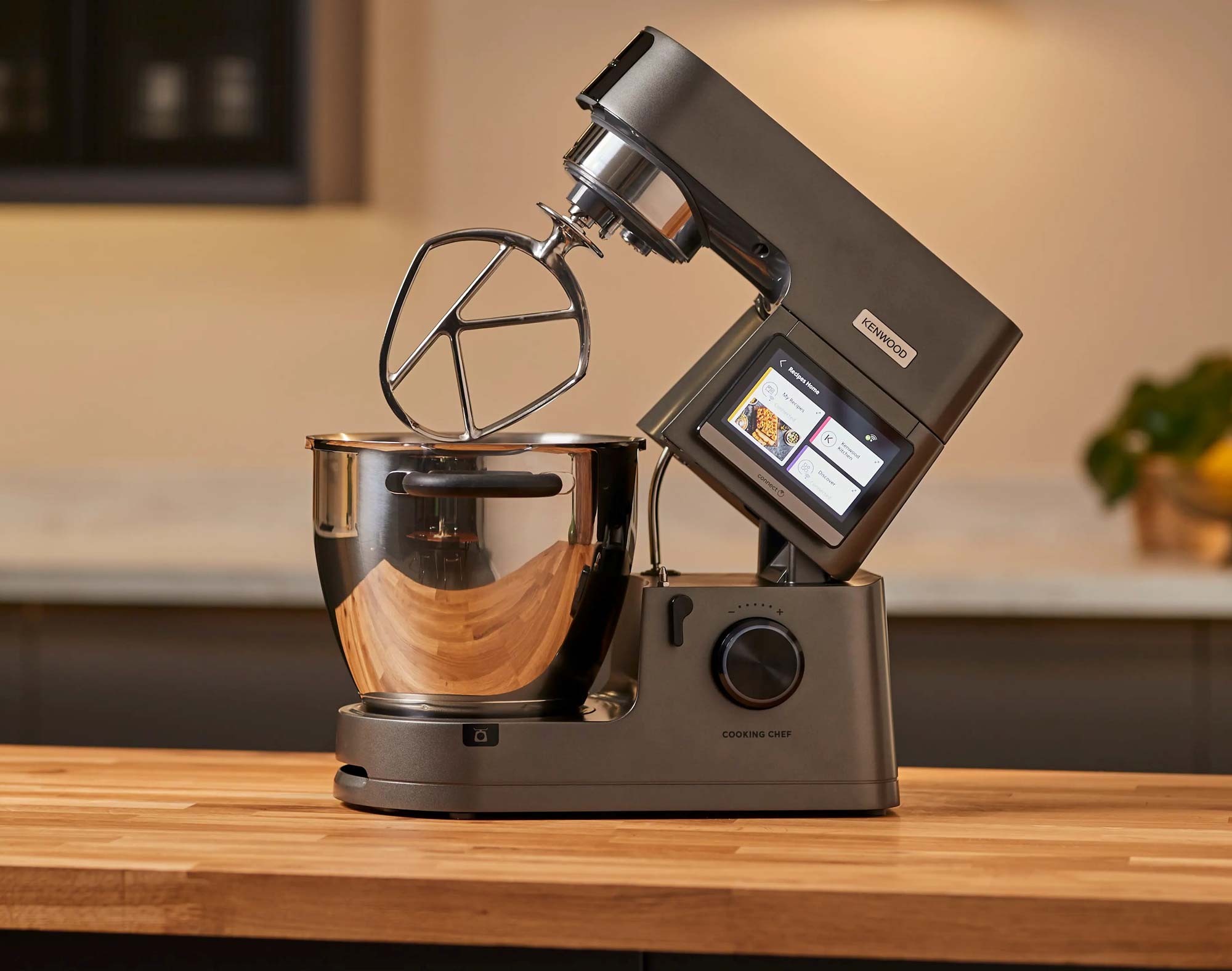 Robot Kenwood Cooking Chef KCL96.004DG installé sur un plan de travail dans une cuisine moderne.