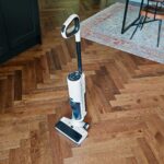 Aspirateur laveur Xiaomi W20 Ultra en position verticale sur sa station