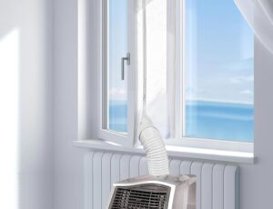 Climatiseur mobile avec kit de calfeutrage installé sur une fenêtre