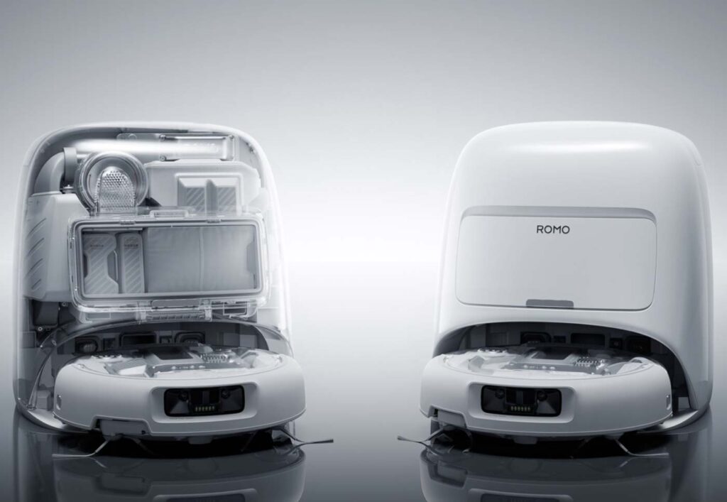 Le robot aspirateur DJI Romo dans sa station, en cours de vidange et de nettoyage