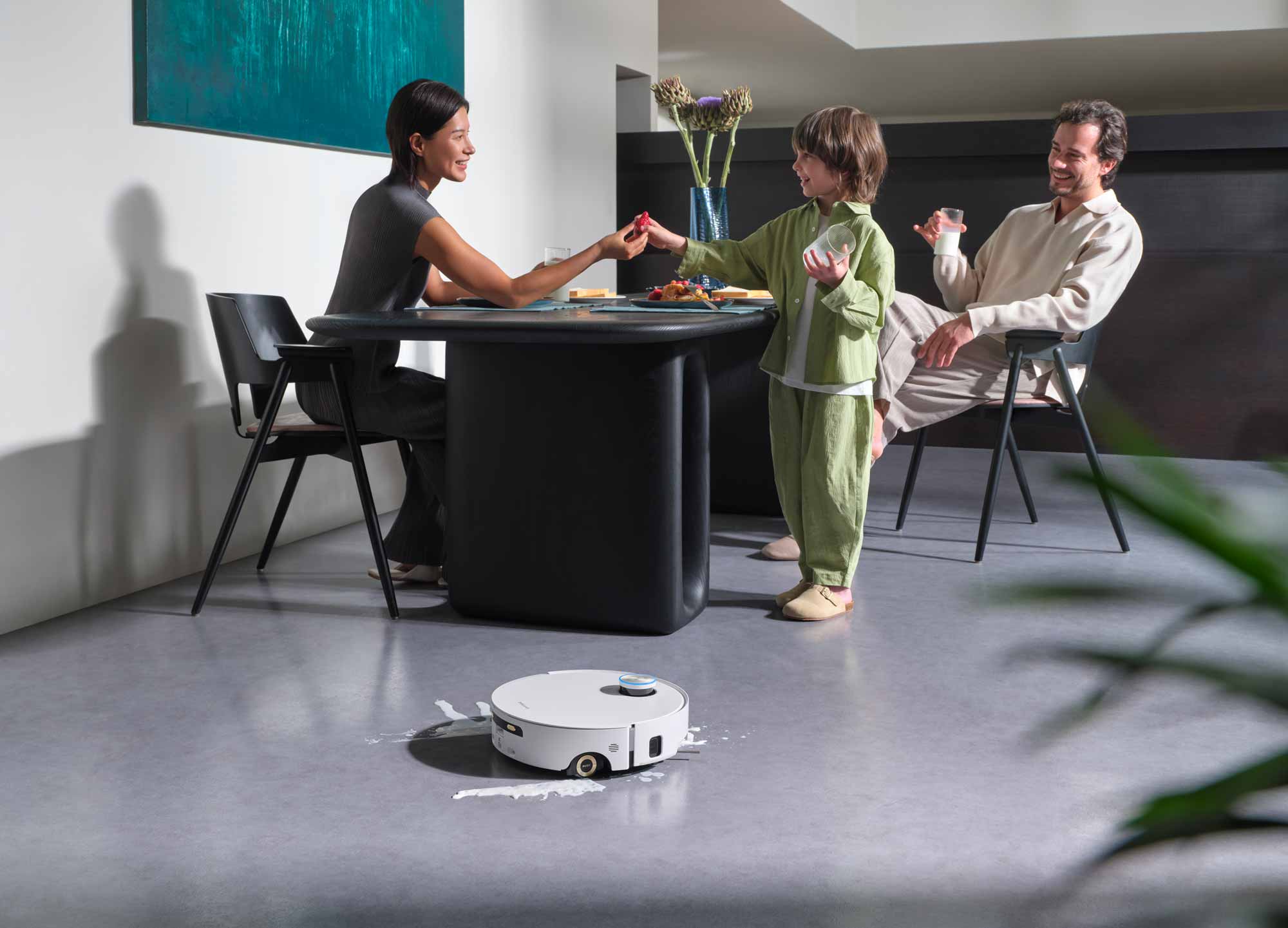 Robot en fonctionnement en train de laver un sol dur avec son rouleau