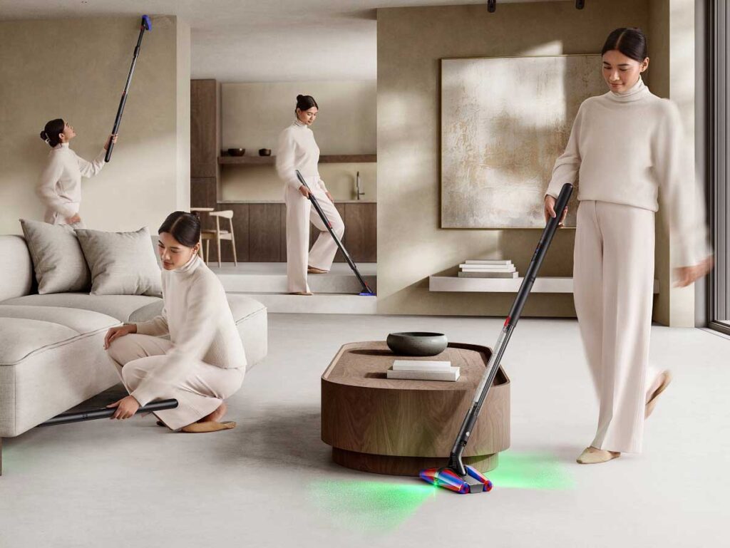 Utilisation du Dyson PencilVac dans un escalier, illustrant sa prise en main légère