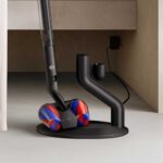 Dyson PencilVac posé sur son socle de recharge magnétique