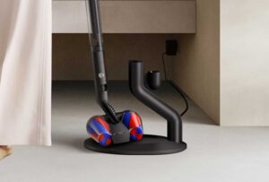 Dyson PencilVac posé sur son socle de recharge magnétique