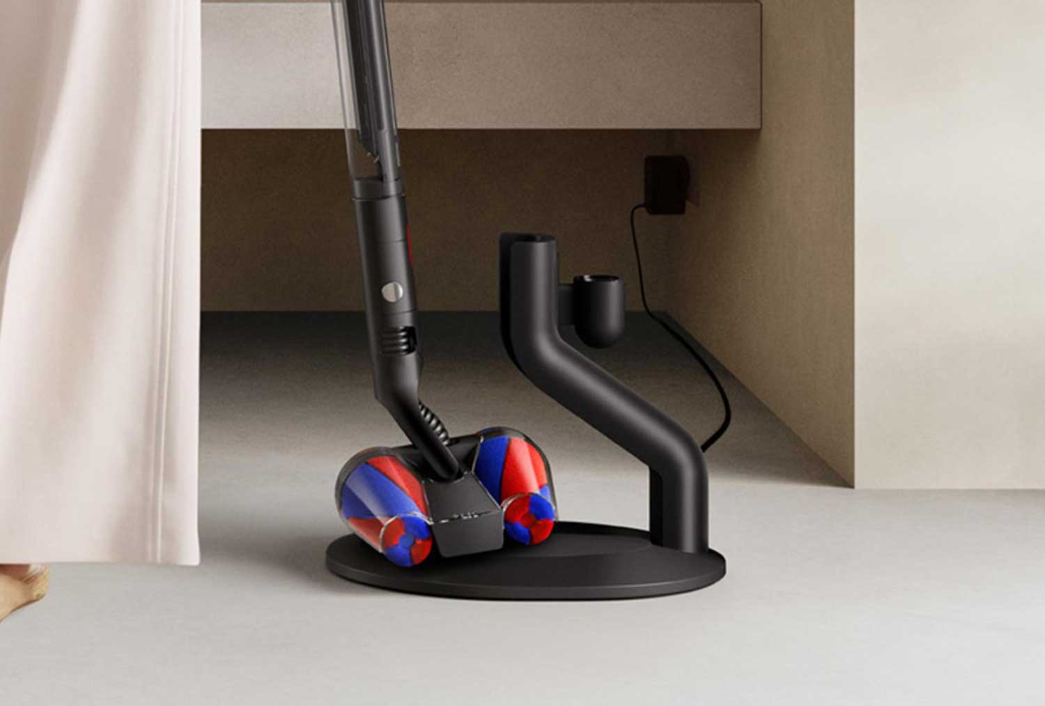Dyson PencilVac posé sur son socle de recharge magnétique