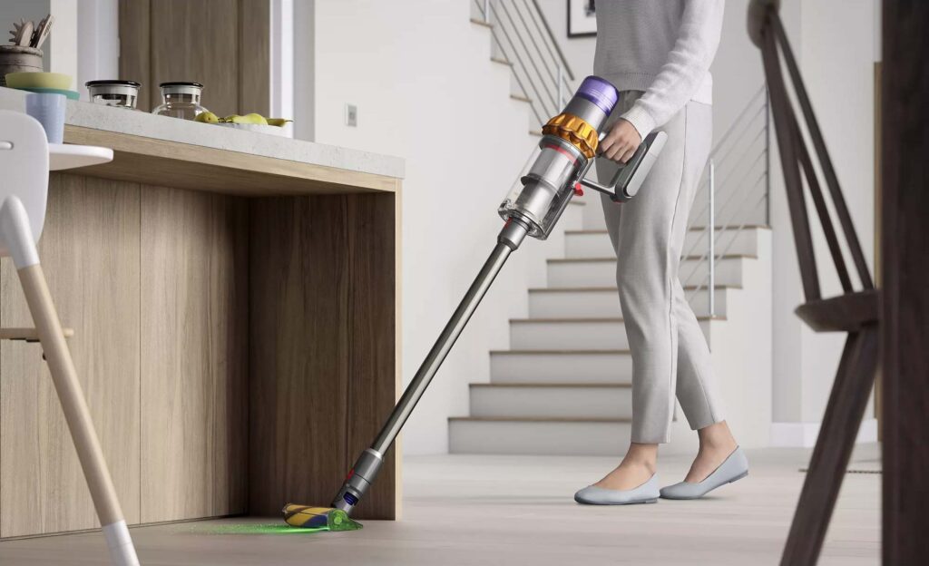Aspirateur Dyson V15 Detect Fluffy en promotion à 549 euros, utilisé sur un sol dur dans un salon