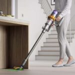 Aspirateur Dyson V15 Detect Fluffy en promotion à 549 euros, utilisé sur un sol dur dans un salon