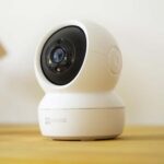 Caméra Ezviz H6C posée sur une table dans un salon