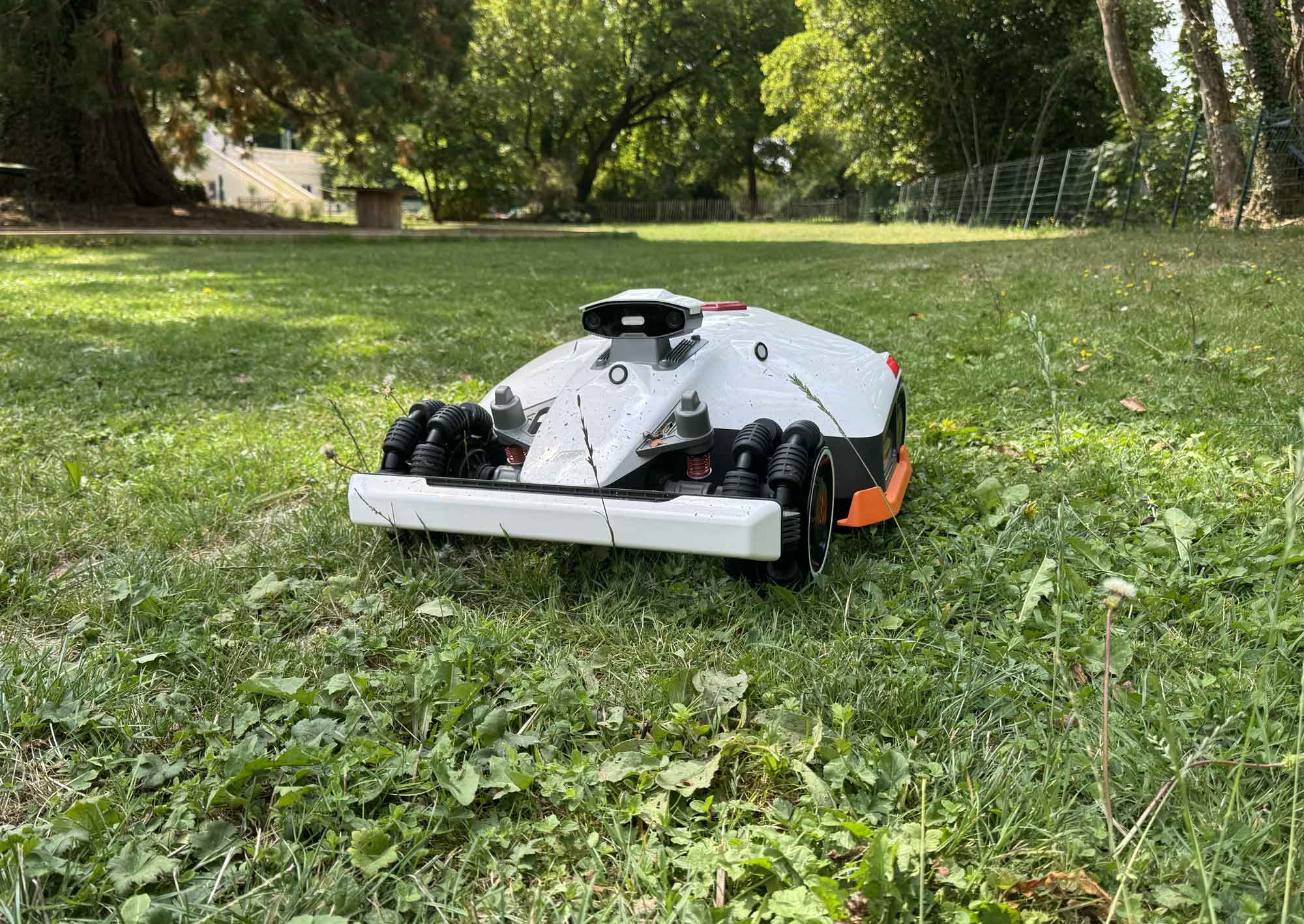 Le robot tondeuse Luba 2 AWD X tond une pente raide et peut être contrôlé depuis une application mobile avec de nombreux réglages