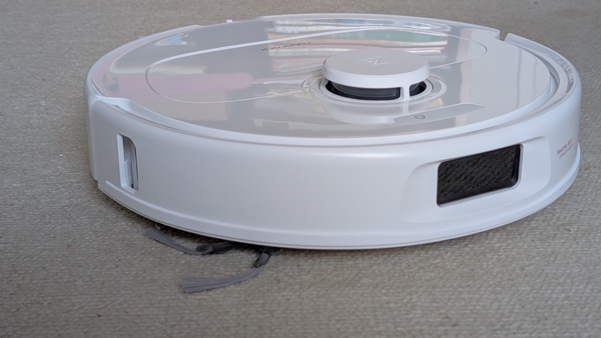 Aspirateur robot Roborock QV 35A avec tourelle LiDAR visible sur le capot