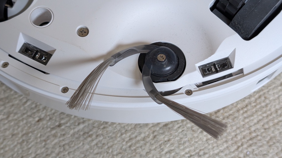 Brosse latérale à deux brins du Roborock QV 35A en fonctionnement sur un tapis