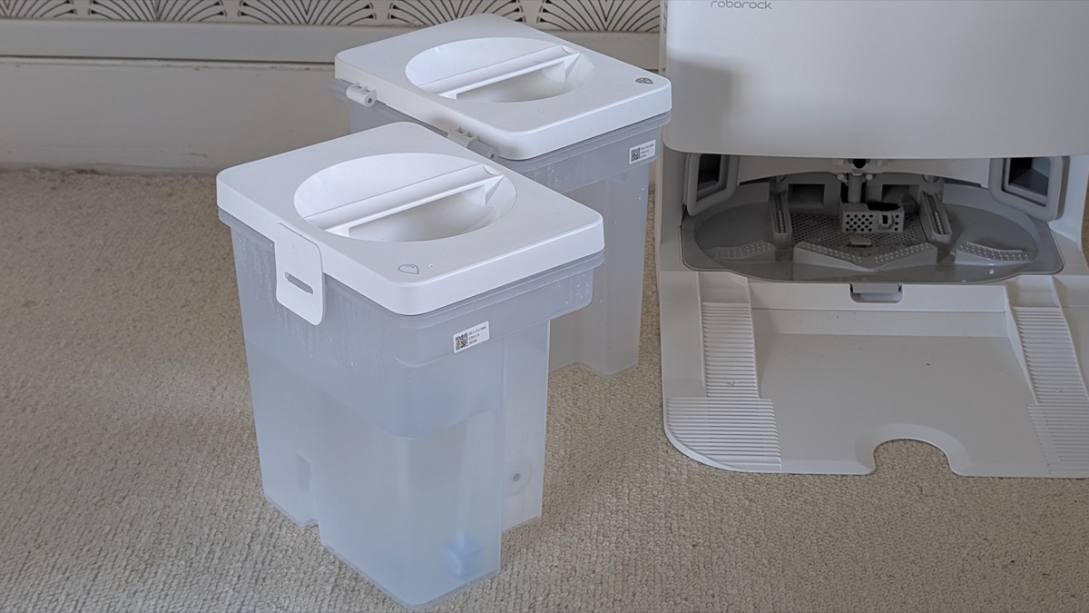 Station du Roborock QV 35A avec bacs à eau propre et eau sale ouverts
