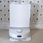 Le Roborock QV 35A posé dans sa station multifonction pendant la phase de test