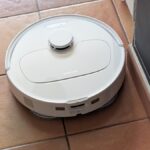 Patins rotatifs du Roborock QV 35A en action pendant le lavage du sol