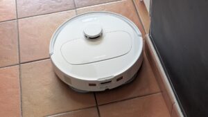 Patins rotatifs du Roborock QV 35A en action pendant le lavage du sol