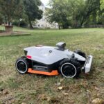 Le robot tondeuse Mammotion Luba 2 AWD X 5000X en fonctionnement sur une grande pelouse pendant notre test terrain