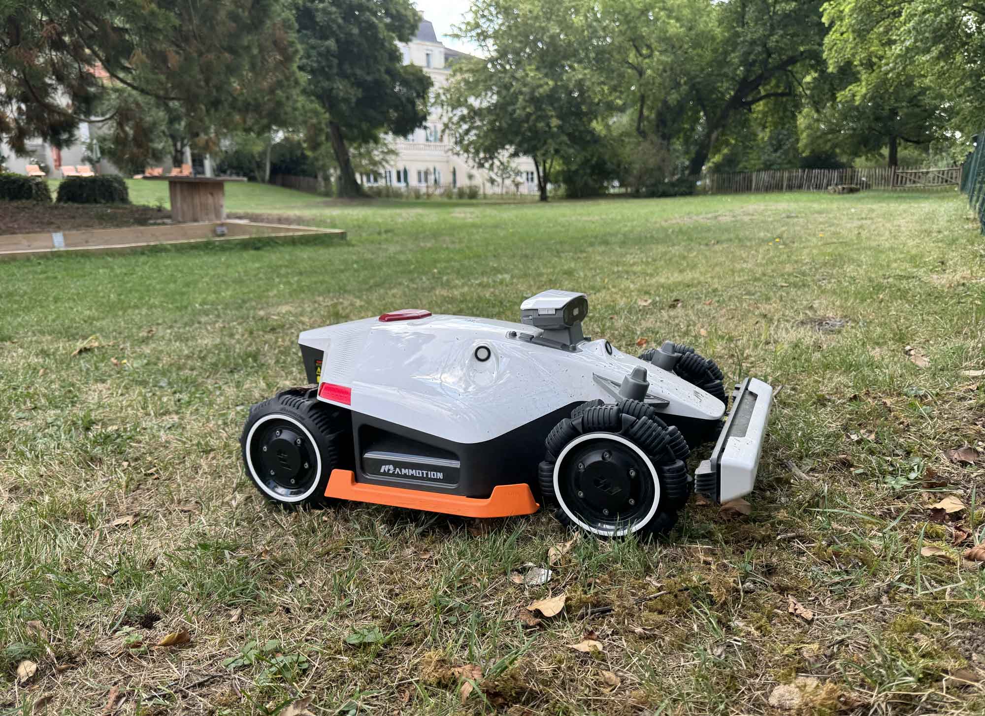 Le robot tondeuse Mammotion Luba 2 AWD X 5000X en fonctionnement sur une grande pelouse pendant notre test terrain