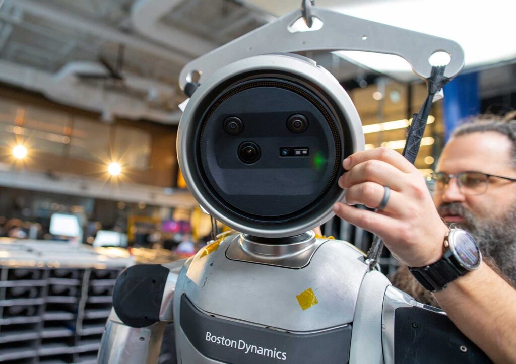 Vue rapprochée d'Atlas, robot humanoïde, illustrant son système de perception pour interagir dans des environnements complexes.