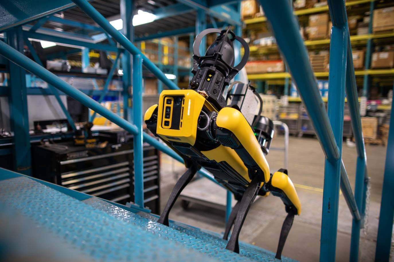 Robot Spot de Boston Dynamics franchissant des marches, montrant l’agilité et l’adaptabilité des robots modernes.