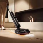Projection de mousse bio-enzymatique par le Dreame H15 Pro FoamWash pour dissoudre les taches et neutraliser les odeurs.