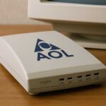 Modem AOL vintage sur un bureau avec écran CRT en arrière-plan