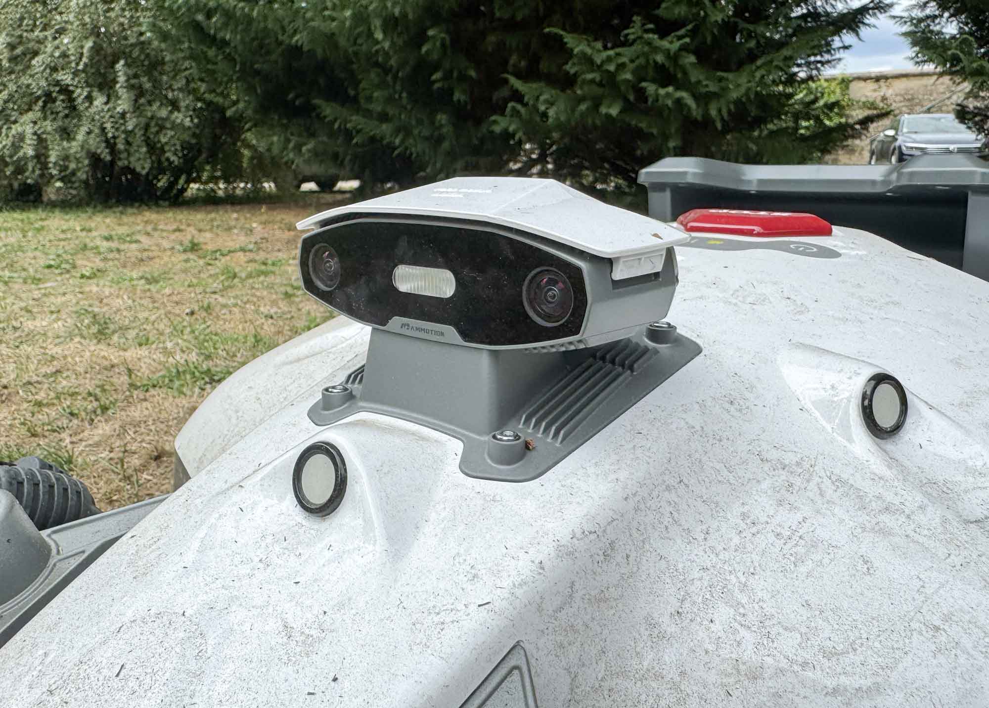 Caméra UltraSense du Luba 2 AWD X, utilisée pour détecter les obstacles sur le terrain