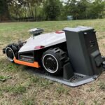 Le robot tondeuse Mammotion Luba 2 AWD X 5000X sur sa station de recharge après un cycle de tonte
