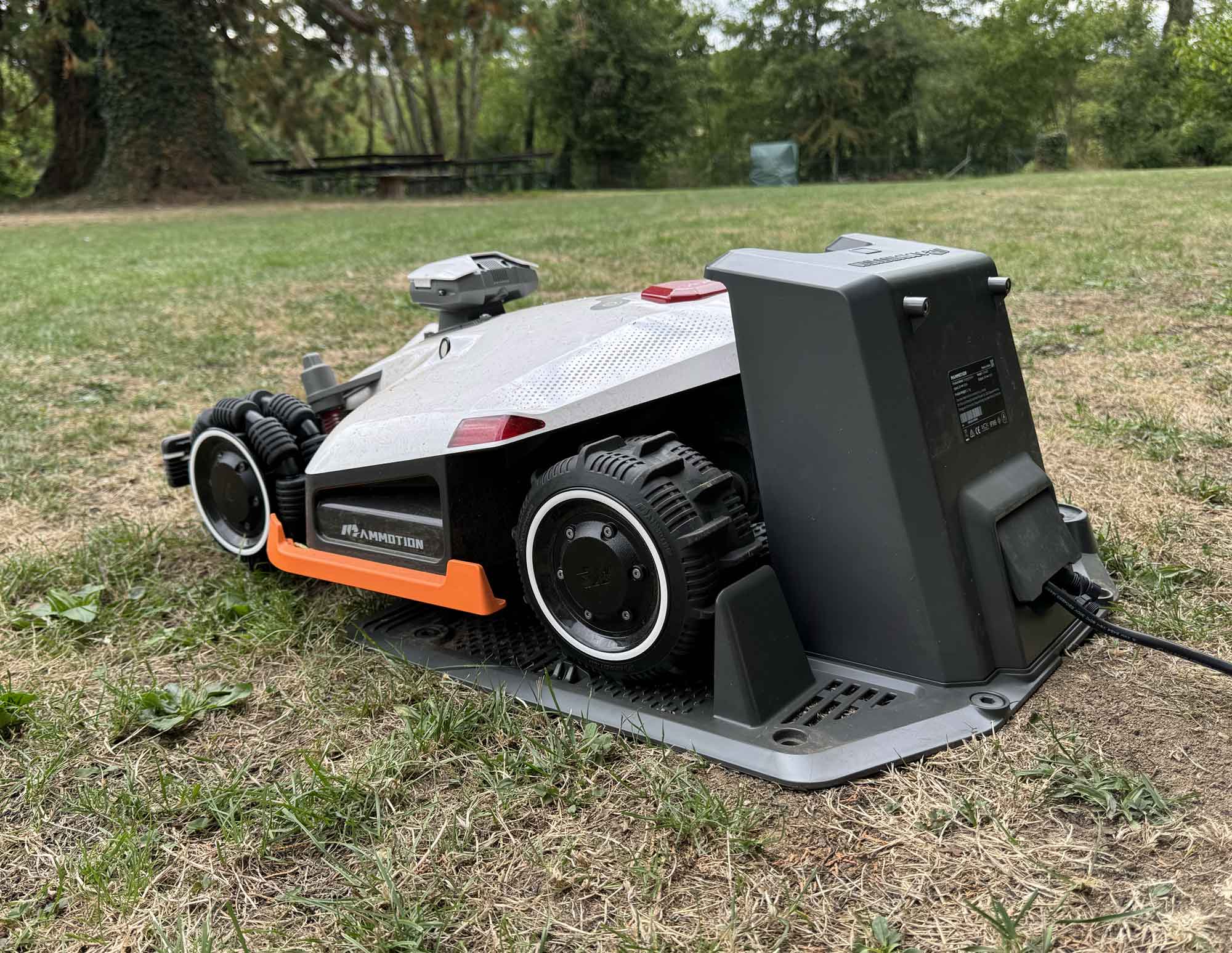 Le robot tondeuse Mammotion Luba 2 AWD X 5000X sur sa station de recharge après un cycle de tonte
