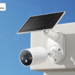Caméra Tapo C425 avec panneau solaire installé sur un mur