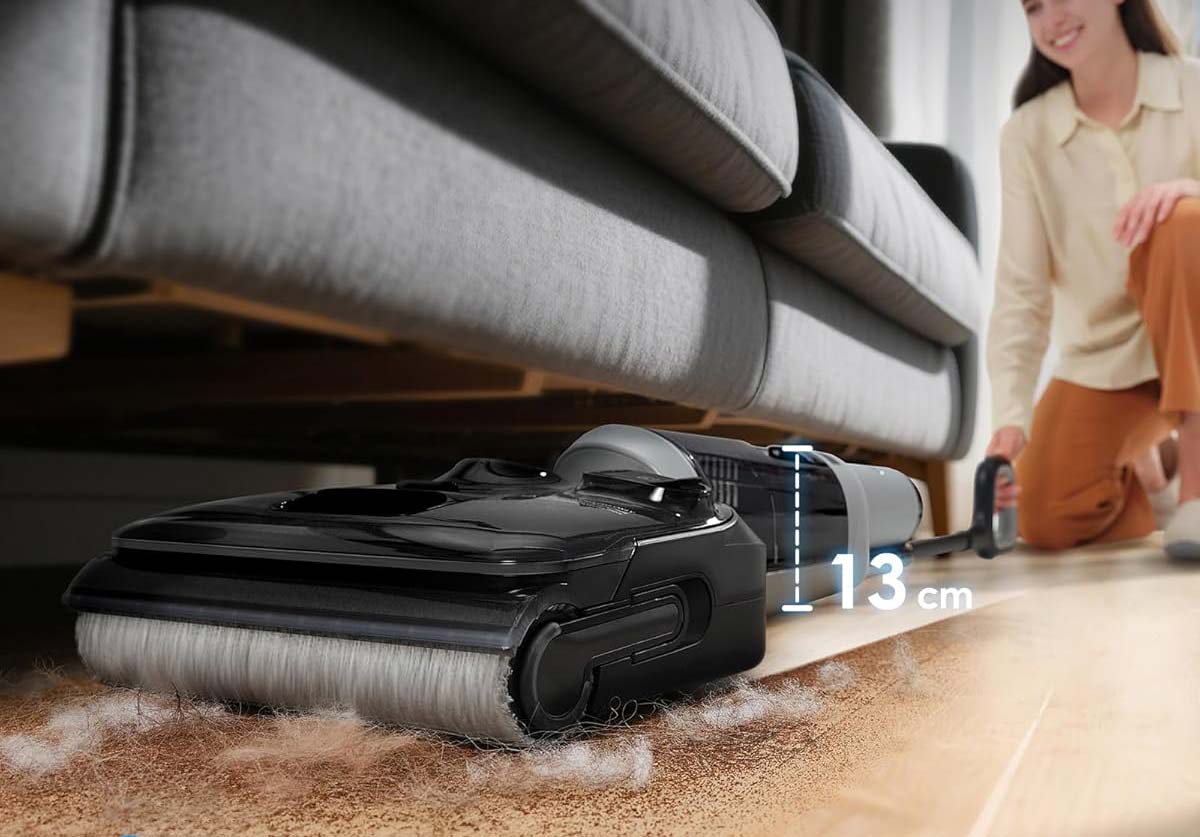 Tineco Floor One i5 Stretch nettoyant sous un canapé grâce à son design à 180°