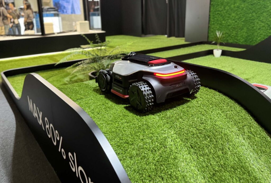 Robot tondeuse Dreame A3 AWD équipé d’une transmission intégrale 4x4.