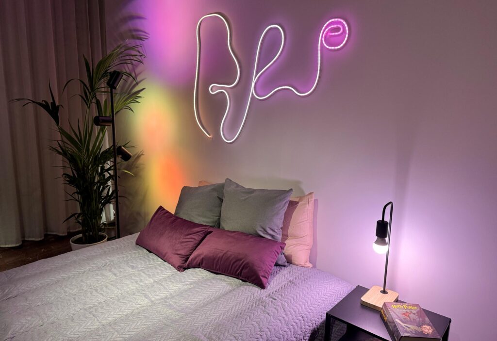 Éclairage Philips Hue dans une chambre avec ampoules et ruban lumineux décoratif